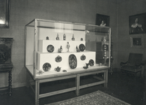 99736 Afbeelding van een vitrine met enkele tentoongestelde objecten op de tentoonstelling Oude Kunst uit particulier ...